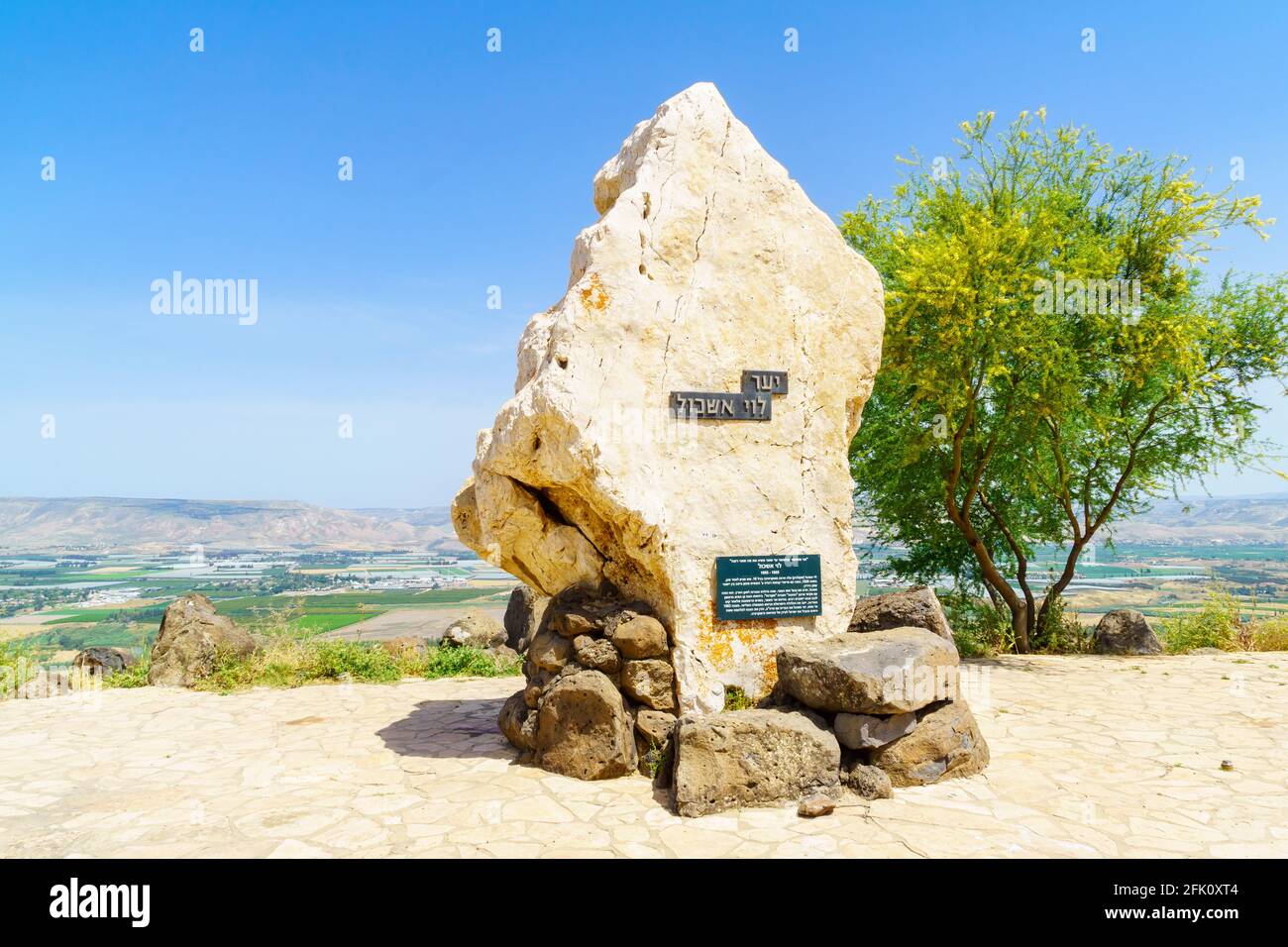 Menahamiya, Israele - 21 aprile 2021: Monumento al primo ministro Levi Eshkol, e il paesaggio della bassa valle del fiume Giordano. Israele settentrionale Foto Stock