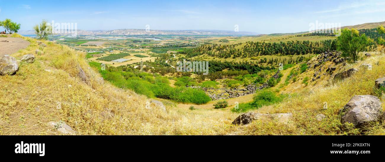 Menahamiya, Israele - 21 aprile 2021: Vista panoramica del Mare di Galilea e della valle del fiume Giordano inferiore, con i visitatori. Israele settentrionale Foto Stock