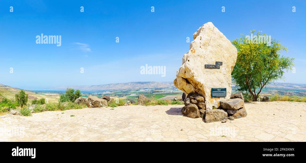 Menahamiya, Israele - 21 aprile 2021: Monumento al primo ministro Levi Eshkol, e vista panoramica sul mare di Galilea e la valle del fiume basso Giordano Foto Stock