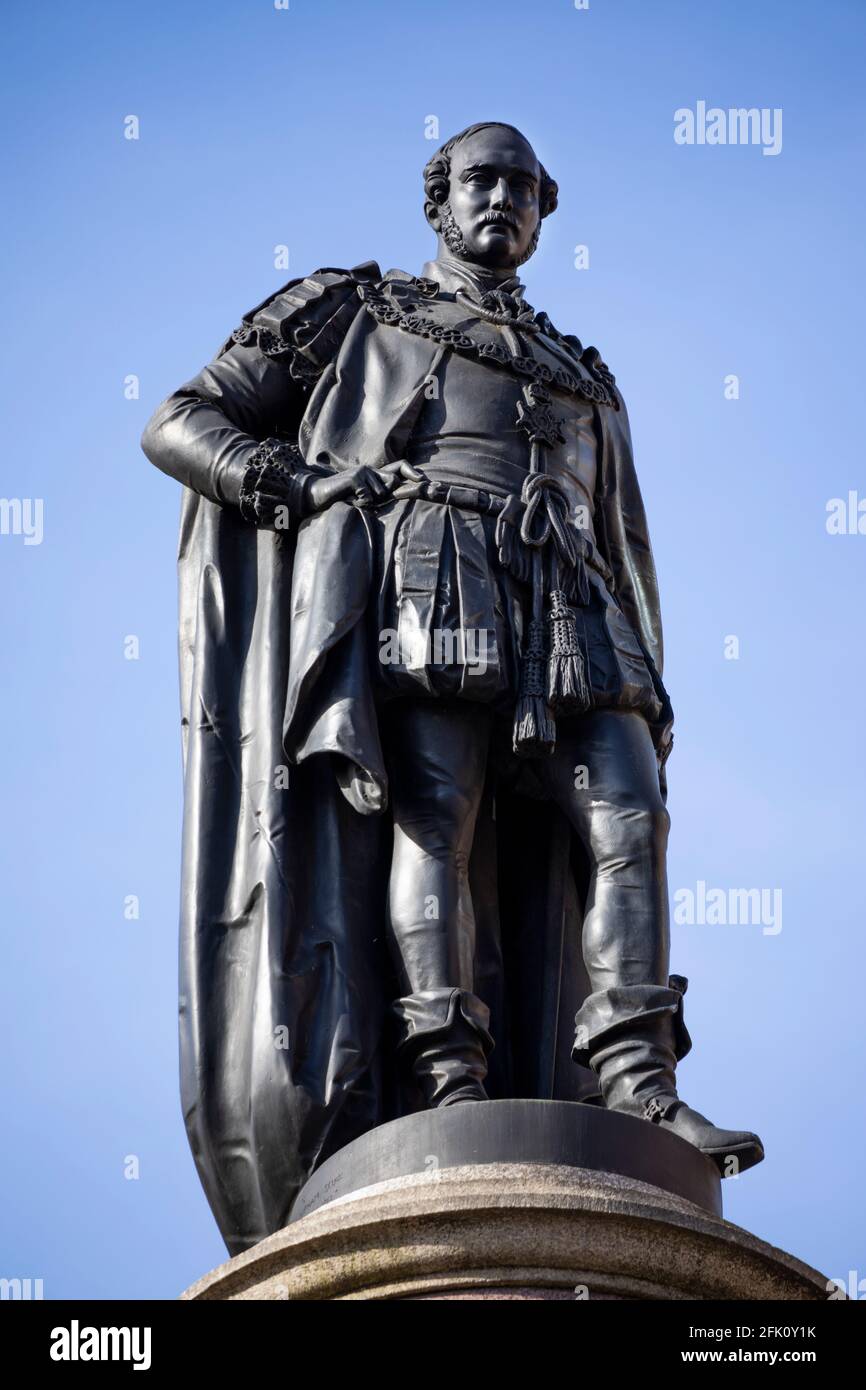 Statua del Principe Alberto fuori dalla Royal Albert Hall, Kensington, Londra, Regno Unito, Europa Foto Stock