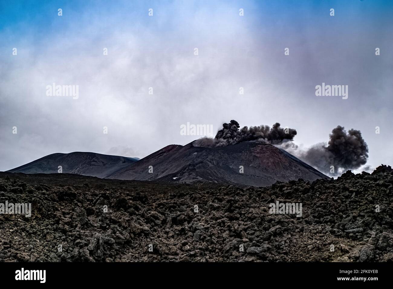 L'Etna sputa cenere e fumo Foto Stock