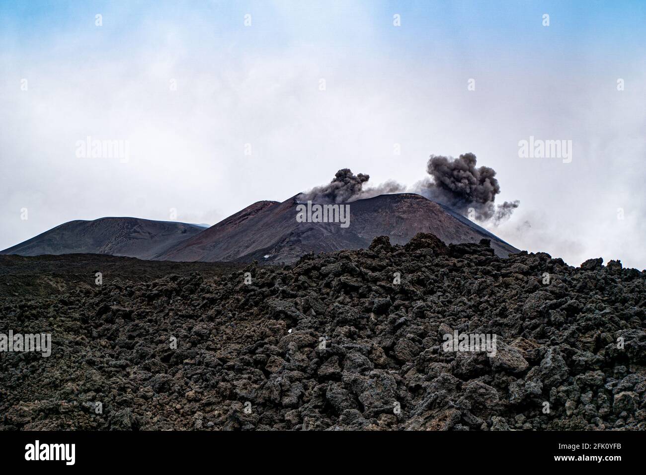 L'Etna sputa cenere e fumo Foto Stock