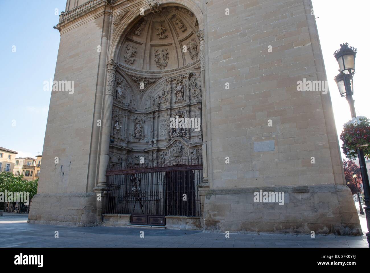 Facciata della Co-Cattedrale di Santa María de la Redonda lungo Calle Portales. Foto Stock