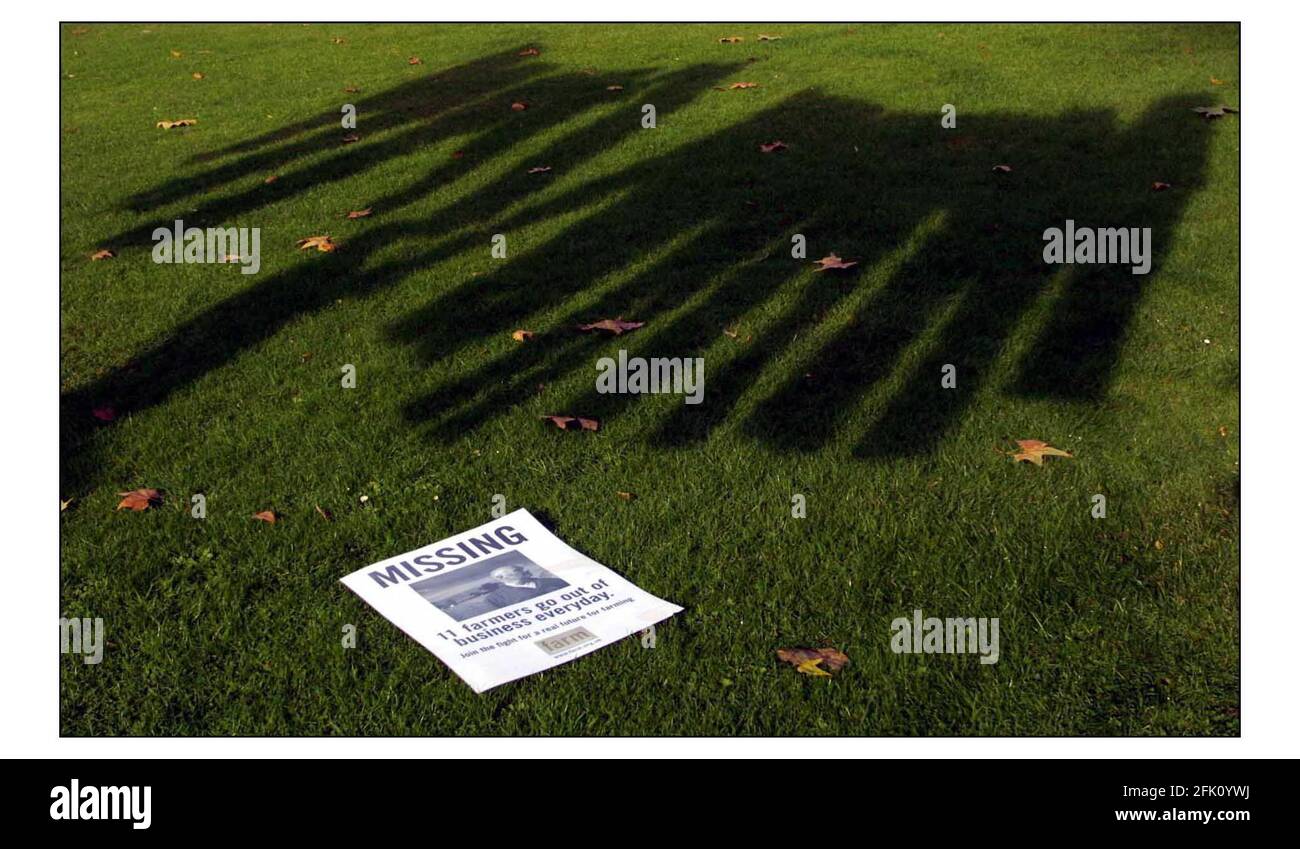 FARM...una nuova campagna e un nuovo organismo di adesione per gli agricoltori, ha sfidato il governo per la mancanza di un piano a lungo termine per l'agricoltura e la produzione alimentare con una dimostrazione di 11 tute agricole appese a una linea di lavaggio. Le tute simboleggiano i 11 agricoltori al giorno uscendo dal business .pic David Sandison 4/11/2002 Foto Stock