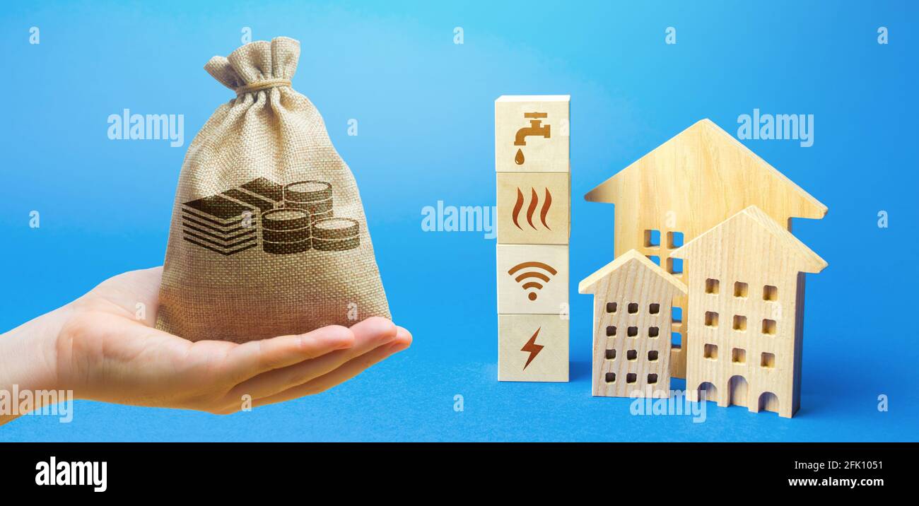 Borsa di denaro, edifici residenziali e blocchi con simboli dei servizi comunali. Servizi pubblici di pubblica utilità. Prezzo, modalità di pagamento, registrazione delle sovvenzioni. Foto Stock