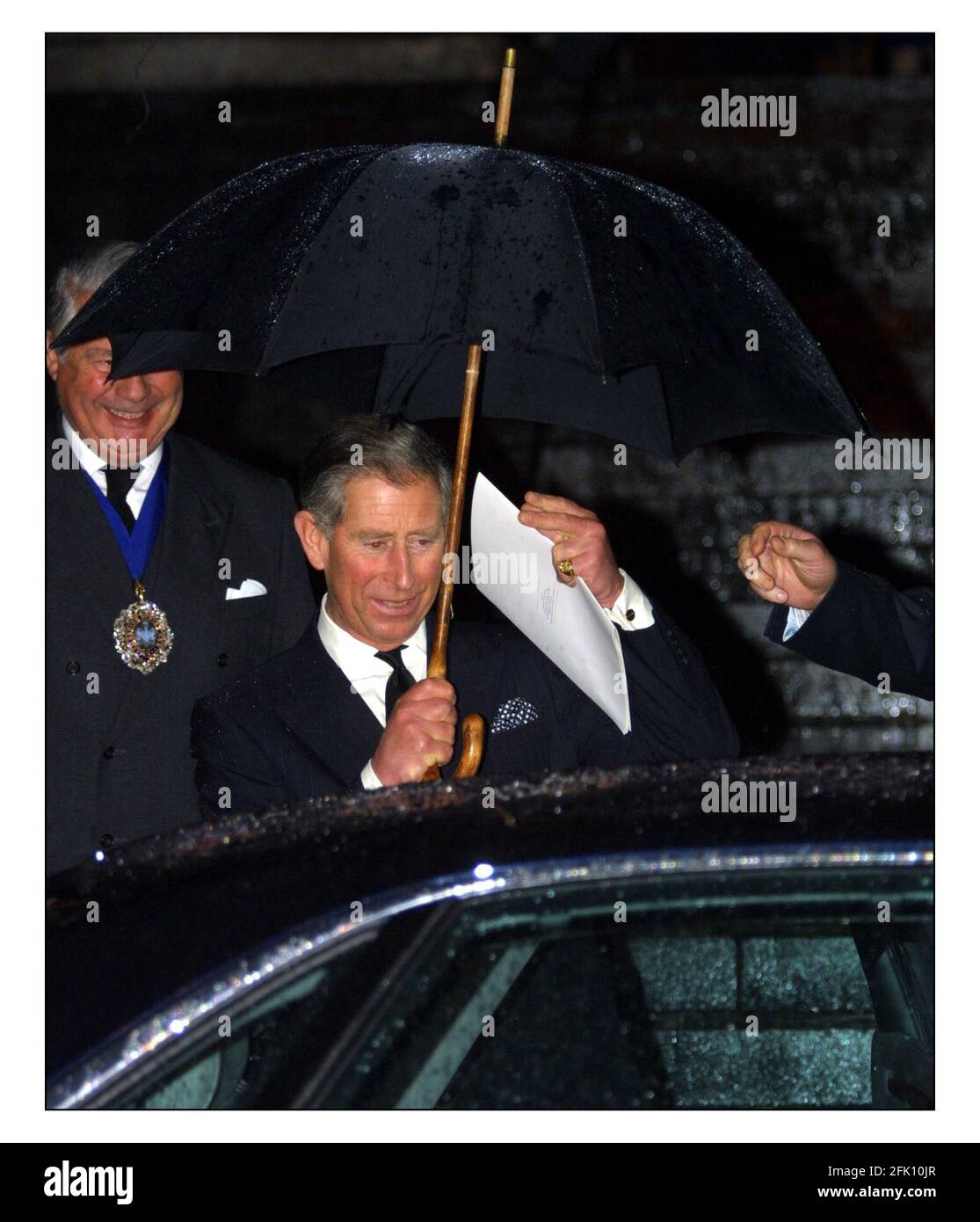 Il principe Carlo lascia la cattedrale di San Paolo dopo il servizio di remembranza per le vittime delle bombe di Bali.pic David Sandison 25/10/2002 Foto Stock