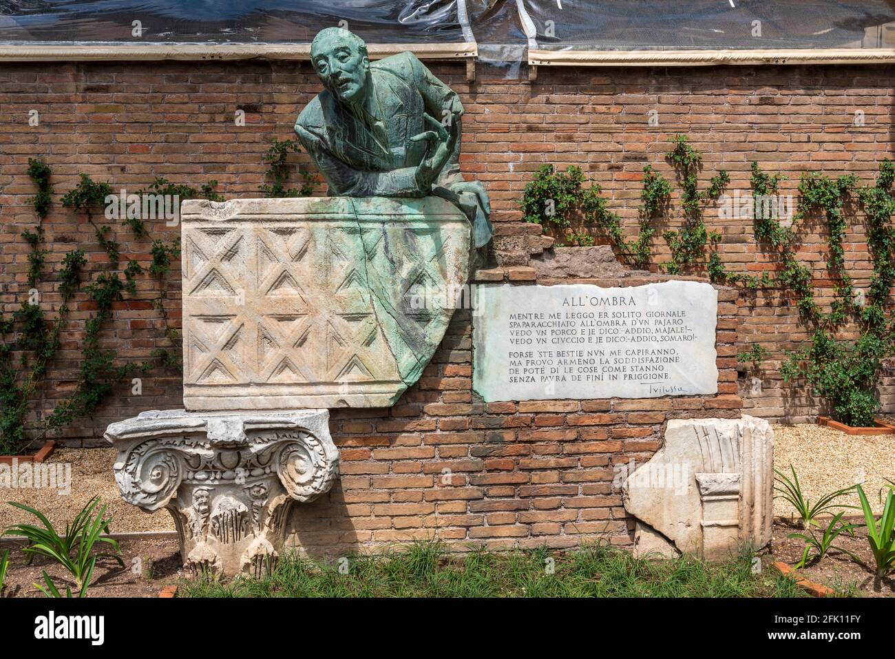 Monumento al poeta romano Trilussa, Piazza Trilussa, quartiere Trastevere, Roma, Lazio, Italia, Europa Foto Stock