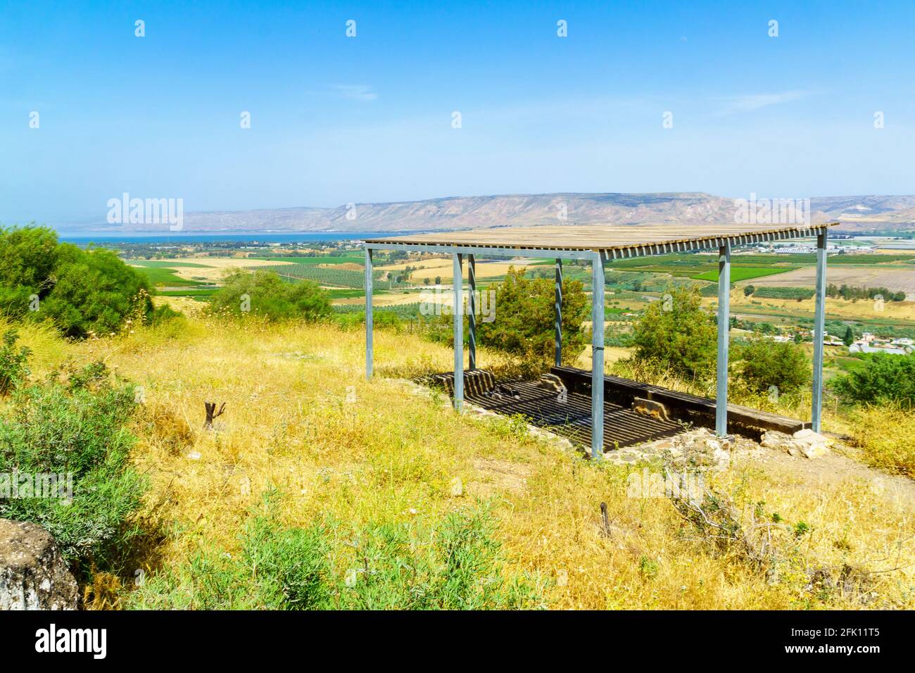 Vista sul mare di Galilea, sull'Osservatorio Menahamiya e sulla valle del fiume Giordano inferiore. Israele settentrionale Foto Stock
