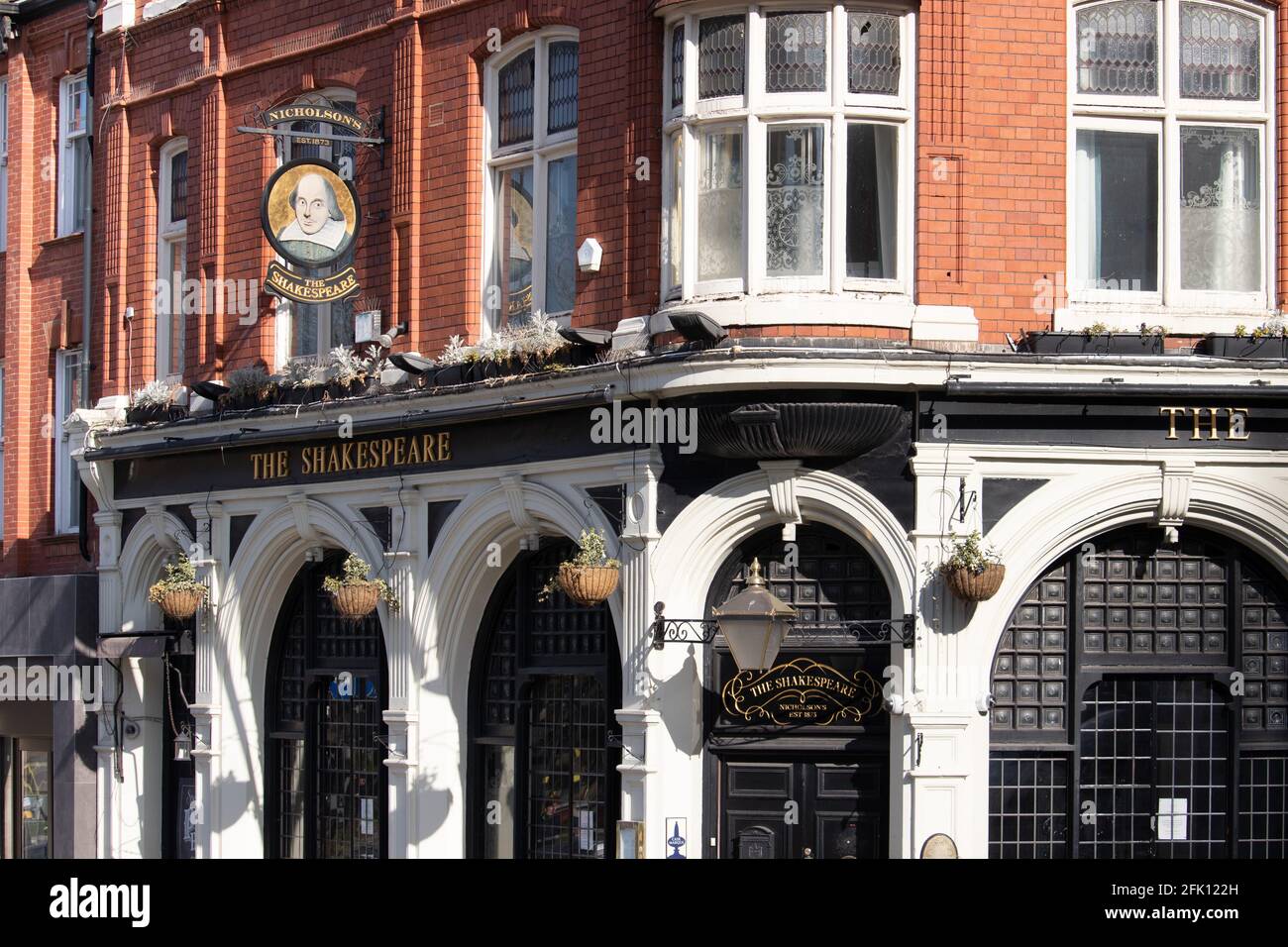 Lo Shakespeare Inn si trova all'angolo tra Summer Row e Lionel Street, Birmingham. Fondata nel 1873. La vicina New Central Library ospita una collezione di libri e cimeli shakespeariani. Foto Stock