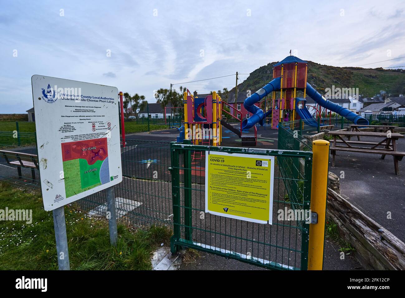 WATERFORD - IRLANDA - APRILE 17-2021 COVID 19 poster in un parco per bambini. Virus lock down. No persone Foto Stock