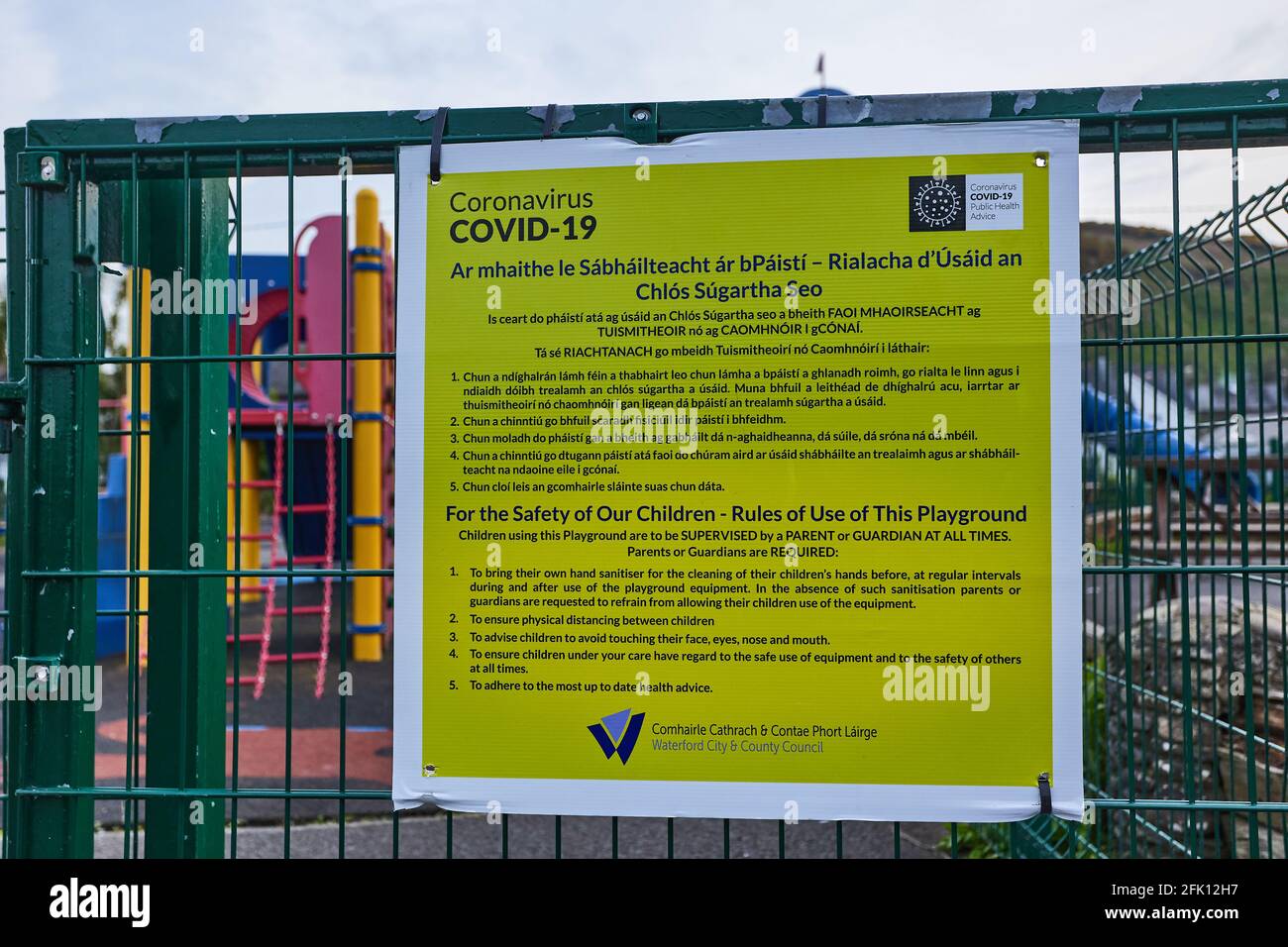 WATERFORD - IRLANDA - APRILE 17-2021 COVID 19 poster in un parco per bambini. Virus lock down. No persone Foto Stock