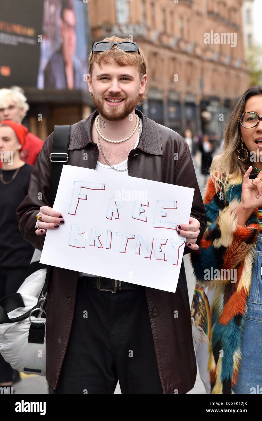 Leicester Square, Londra, Regno Unito. 27 Aprile 2021. Un gruppo di persone ha in scena una protesta di "Free Britney Spears". Credit: Matthew Chpicle/Alamy Live News Foto Stock