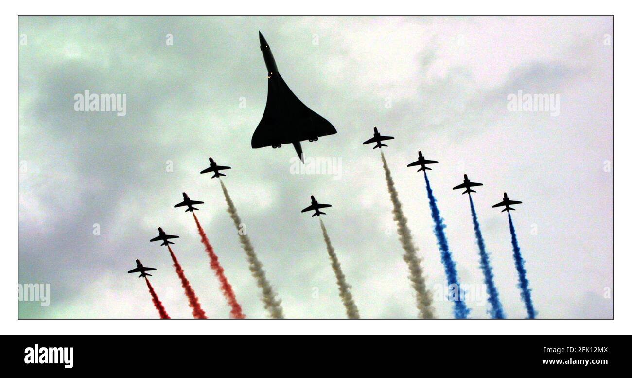 Giubileo d'oro......Concorde e le frecce rosse sorvolano Buckingham Palace girato da Admiralty Arch.pic David Sandison l'indipendente 4/6/2002 Foto Stock