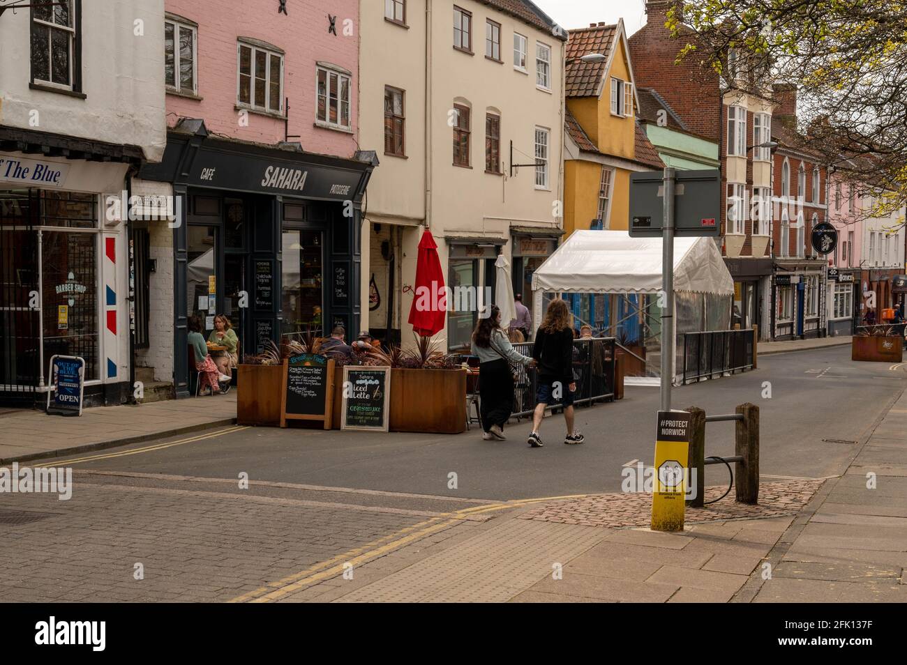 Le caffetterie di Saint Benedicts Street Norwich sono a disposizione dei posti a sedere la strada a causa di covid 19 linee guida di non mangiare all'interno Foto Stock