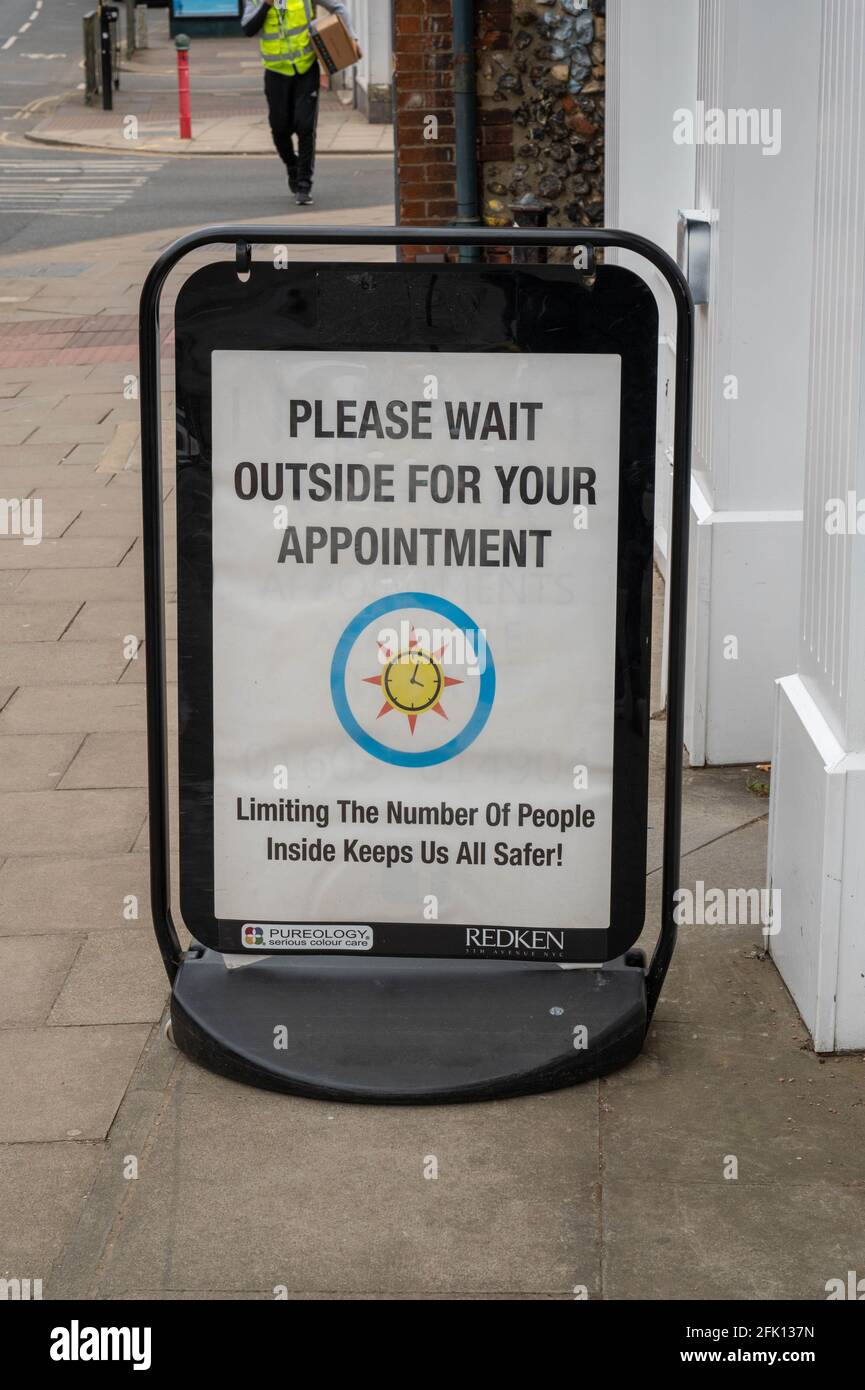 Norwich City Corona virus linee guida su un cartello esterno un parrucchiere Foto Stock