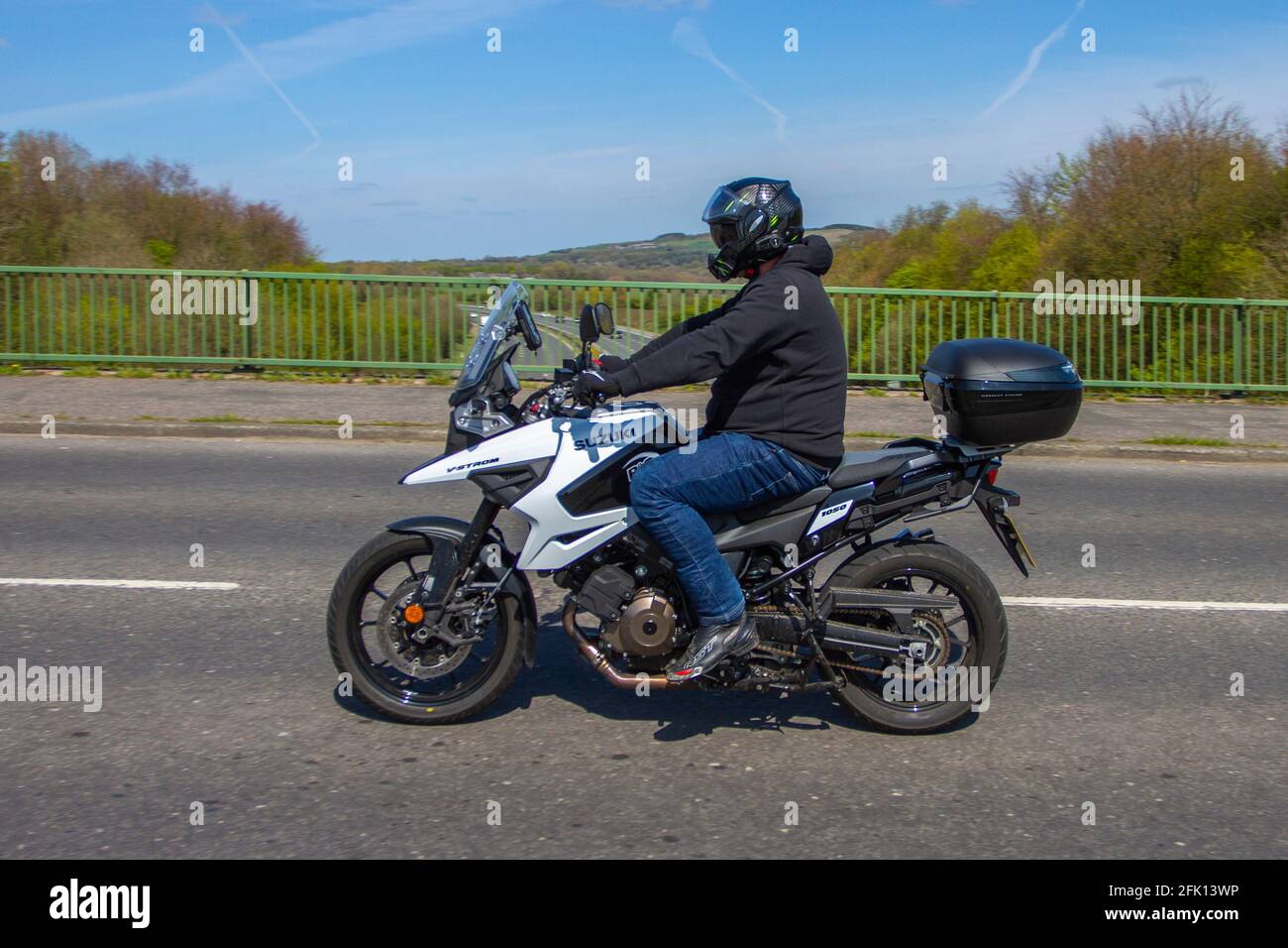 2020 nero Suzuki DL 1050 Rq MO; motociclista; trasporto a due ruote, motociclette, veicoli su strada britannica, motociclette, motociclette, motociclisti che guidano a Manchester, Regno Unito Foto Stock