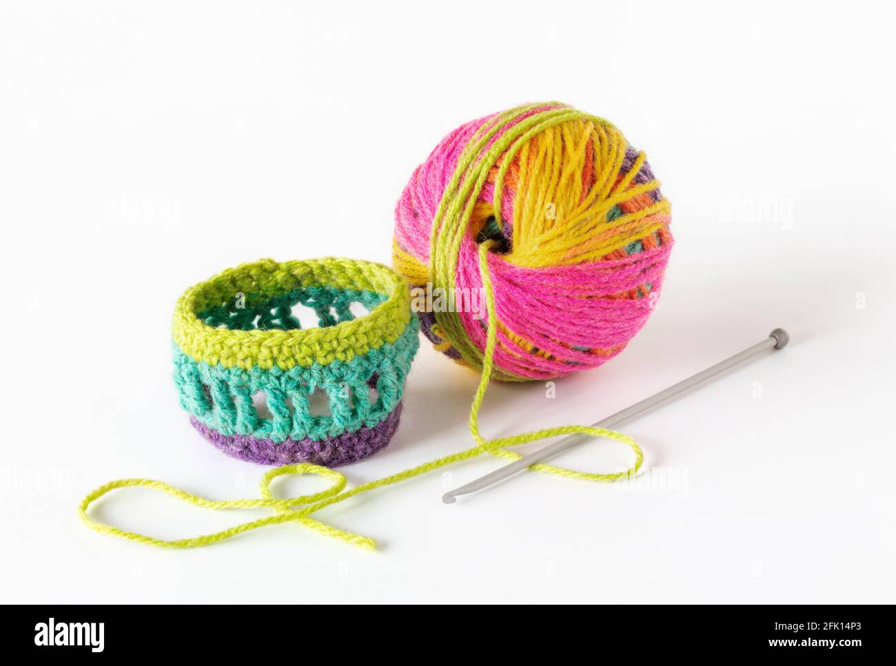 Bracciale multicolore in lana e crochet Foto Stock