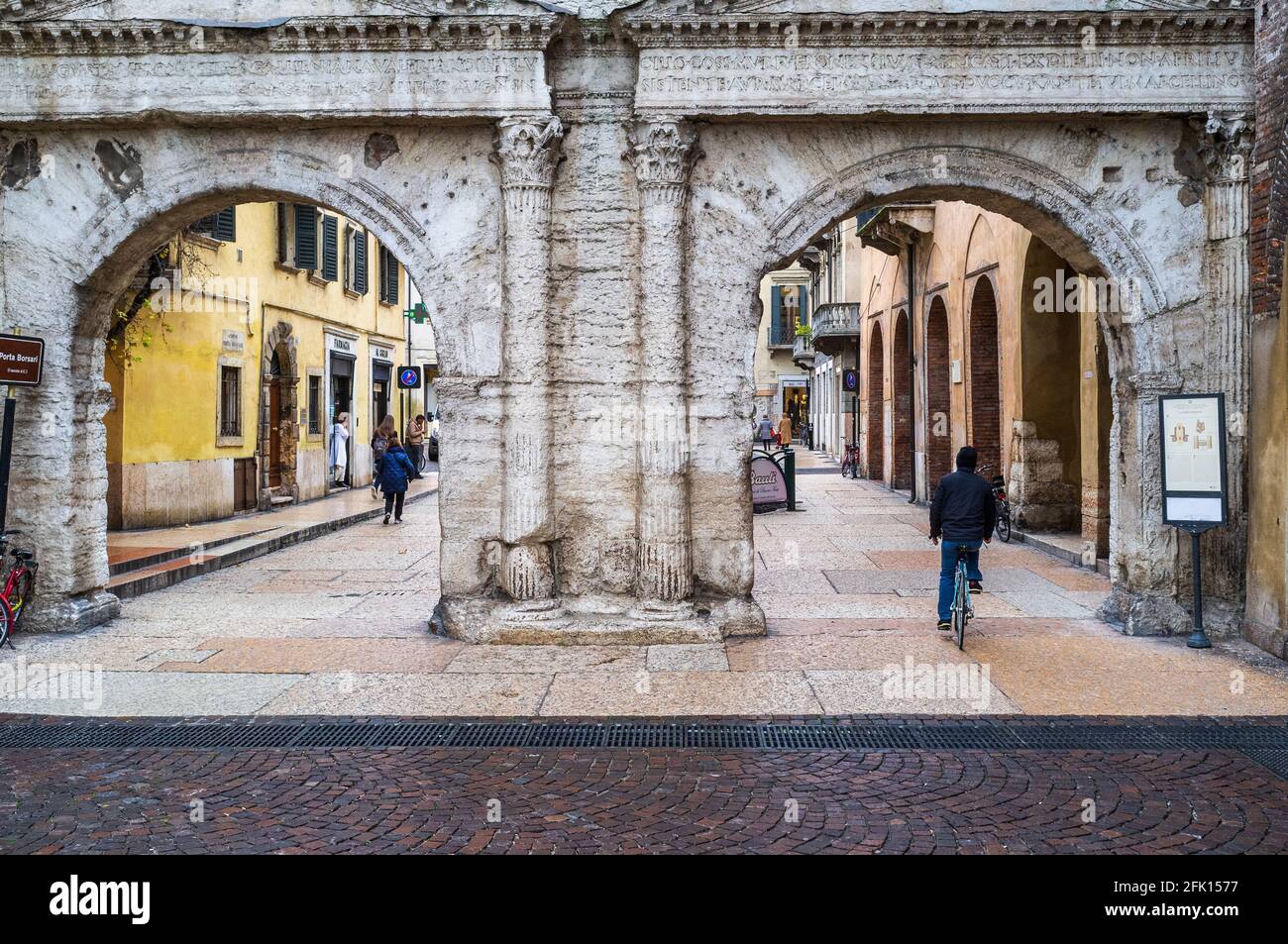 La facciata esterna della Porta Borsari risalente 50 BC, Verona, Sito Patrimonio Mondiale dell'UNESCO, Veneto, Italia, Europa Foto Stock