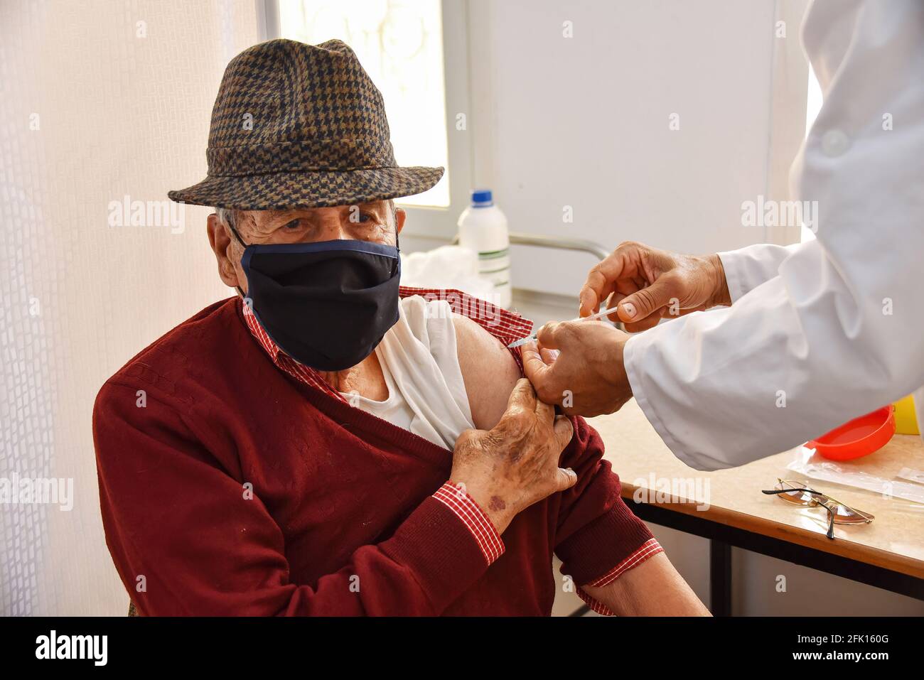 Tunisi, Tunisia. 27 Apr 2021. Un uomo riceve una dose del vaccino Pfizer-BioNTech COVID-19 presso il Centro Giovanile Ariana, poiché i centri di vaccinazione di tutto il paese sperimentano un afflusso di registrazioni durante il Ramadan. (Foto di Jdidi Wassim/SOPA Images/Sipa USA) Credit: Sipa USA/Alamy Live News Foto Stock