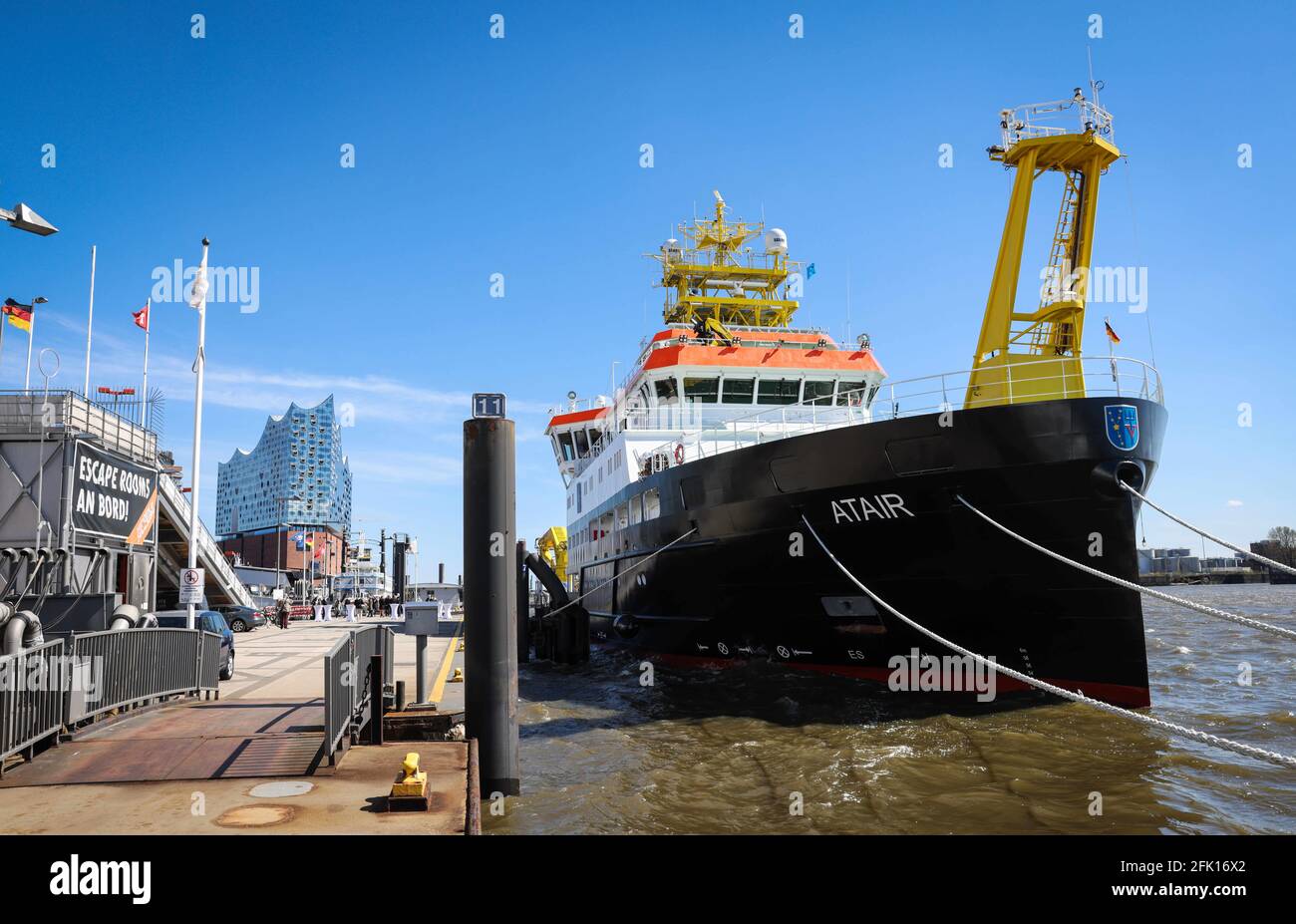 Amburgo, Germania. 27 Apr 2021. L'Atair, una nuova nave di ricerca e ricerca di relitti dell'Agenzia federale marittima e idrografica (BSH), è ormeggiata alla Überseebrücken durante una piccola cerimonia per la sua messa in servizio. Con una lunghezza di 75 metri, l'Atair è la nave più grande dell'Ufficio federale e una sorta di laboratorio galleggiante con tecnologia all'avanguardia. Credit: Christian Charisius/dpa/Alamy Live News Foto Stock Amburgo, Germania. 27 Apr 2021. L'Atair, una nuova nave di ricerca e ricerca di relitti dell'Agenzia federale marittima e idrografica (BSH), è ormeggiata alla Überseebrücken durante una piccola cerimonia per la sua messa in servizio. Con una lunghezza di 75 metri, l'Atair è la nave più grande dell'Ufficio federale e una sorta di laboratorio galleggiante con tecnologia all'avanguardia. Credit: Christian Charisius/dpa/Alamy Live News Foto Stock