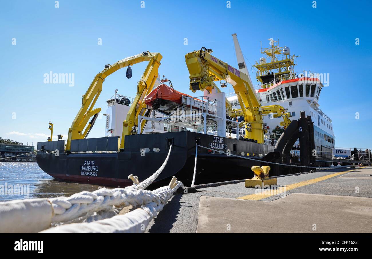 Amburgo, Germania. 27 Apr 2021. L'Atair, una nuova nave di ricerca e ricerca di relitti dell'Agenzia federale marittima e idrografica (BSH), è ormeggiata alla Überseebrücke durante una piccola cerimonia per la sua messa in servizio. Con una lunghezza di 75 metri, l'Atair è la nave più grande dell'Ufficio federale e una sorta di laboratorio galleggiante con tecnologia all'avanguardia. Credit: Christian Charisius/dpa/Alamy Live News Foto Stock Amburgo, Germania. 27 Apr 2021. L'Atair, una nuova nave di ricerca e ricerca di relitti dell'Agenzia federale marittima e idrografica (BSH), è ormeggiata alla Überseebrücke durante una piccola cerimonia per la sua messa in servizio. Con una lunghezza di 75 metri, l'Atair è la nave più grande dell'Ufficio federale e una sorta di laboratorio galleggiante con tecnologia all'avanguardia. Credit: Christian Charisius/dpa/Alamy Live News Foto Stock