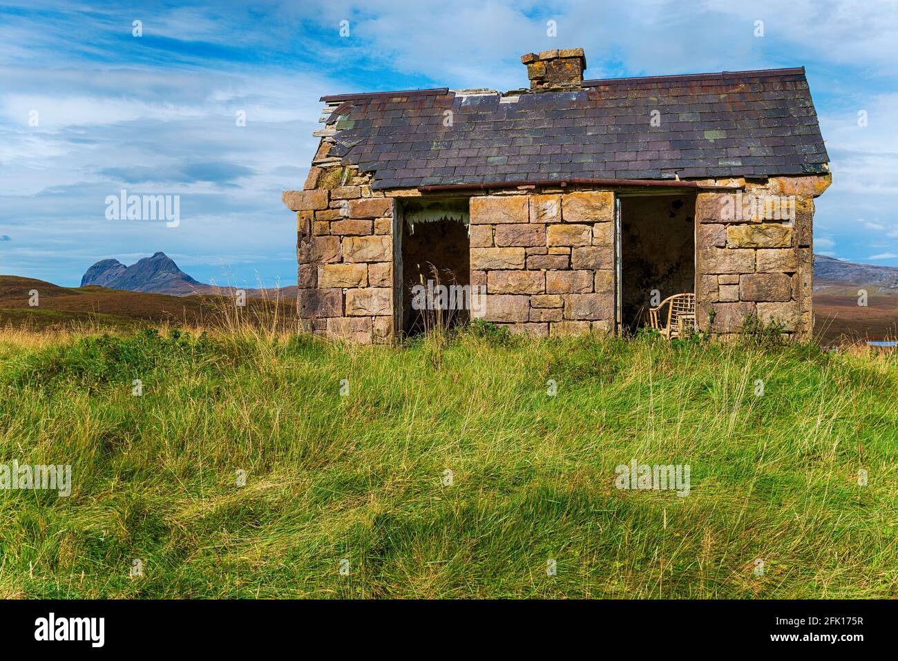 Un vecchio bothy a Elphin nelle Highlands della Scozia E sulla rotta turistica NC500 Foto Stock