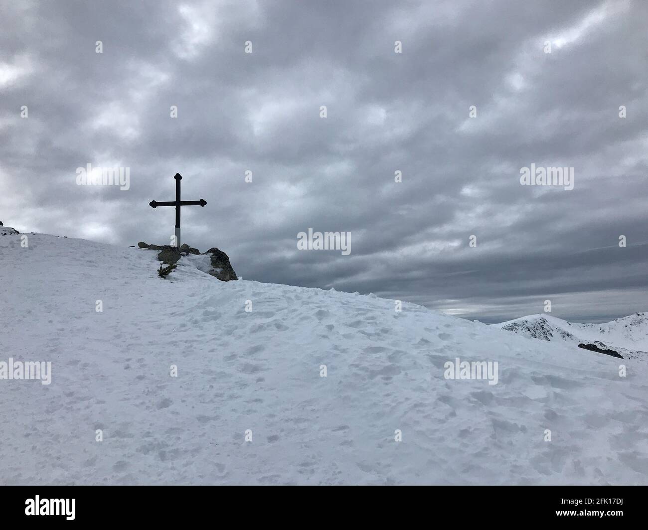 La croce in cima alla cima Todorka nella catena montuosa del Pirin, Bulgaria, in inverno Foto Stock