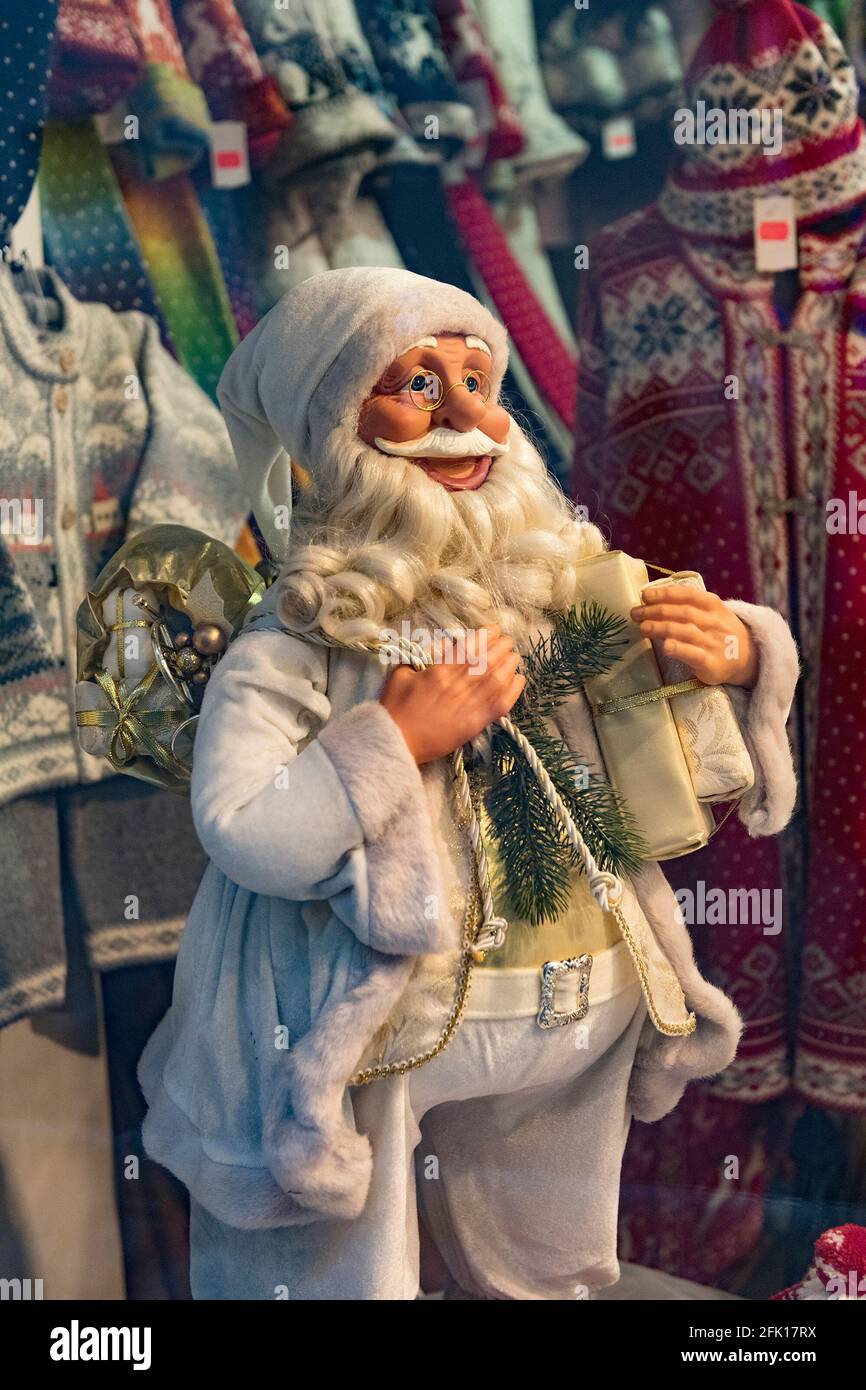 Manichino di Santa (Jõuluvana) con abiti bianchi a Tallinn, Estonia Foto Stock