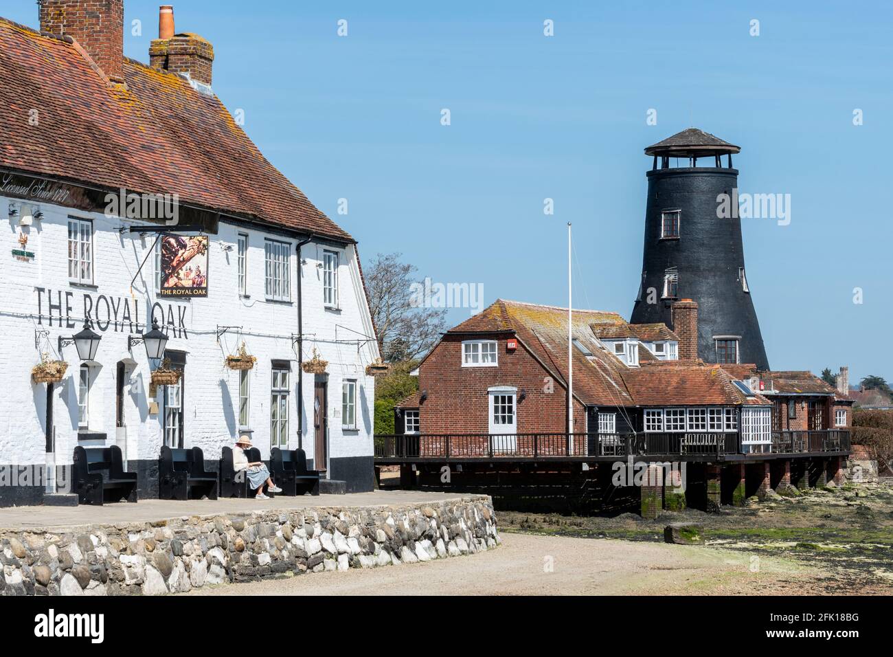 Langstone Mill e il pub Royal Oak a Langstone Harbour, a Chichester Harbour, Hampshire, Inghilterra, Regno Unito Foto Stock