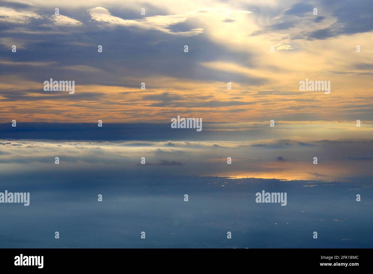 Vista del monte Fuji dalla finestra di un aereo Foto Stock