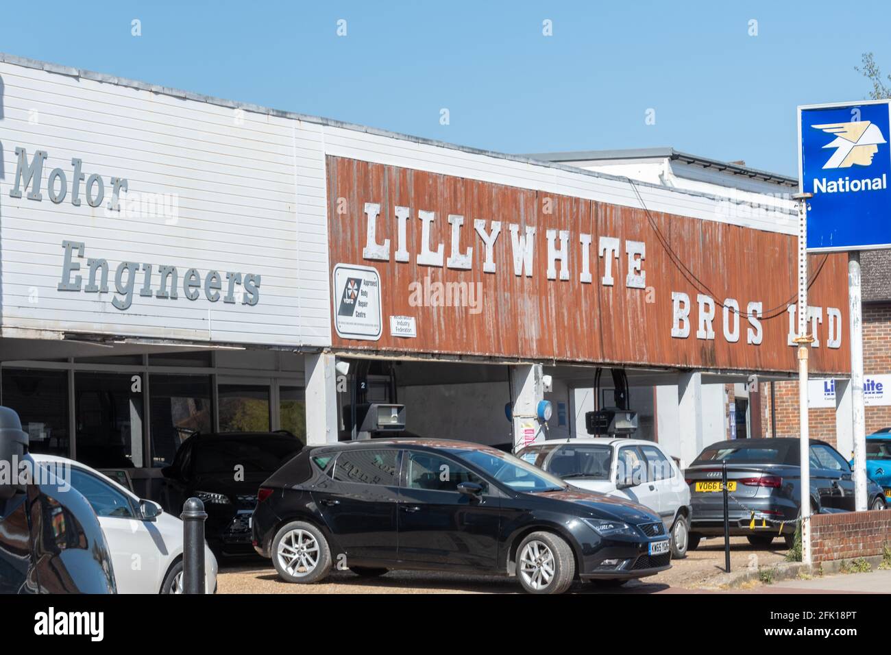 Piccola azienda a conduzione familiare, Lillywhite Bros Ltd Motor Engineers a Emsworth, Hampshire, Inghilterra, Regno Unito Foto Stock