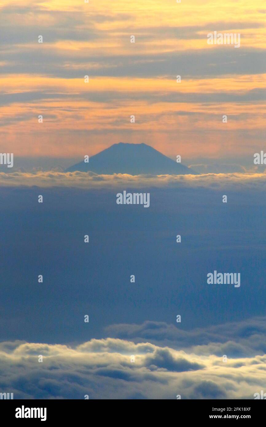 Vista del monte Fuji dalla finestra di un aereo Foto Stock