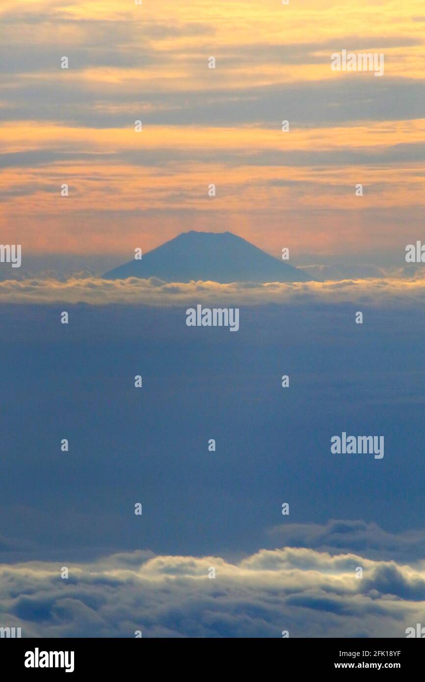 Vista del monte Fuji dalla finestra di un aereo Foto Stock
