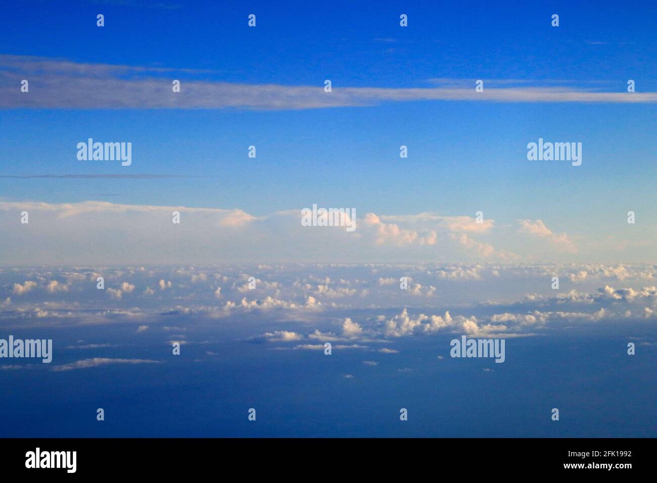 Nuvole nel cielo blu vista da una finestra di aerei Foto Stock