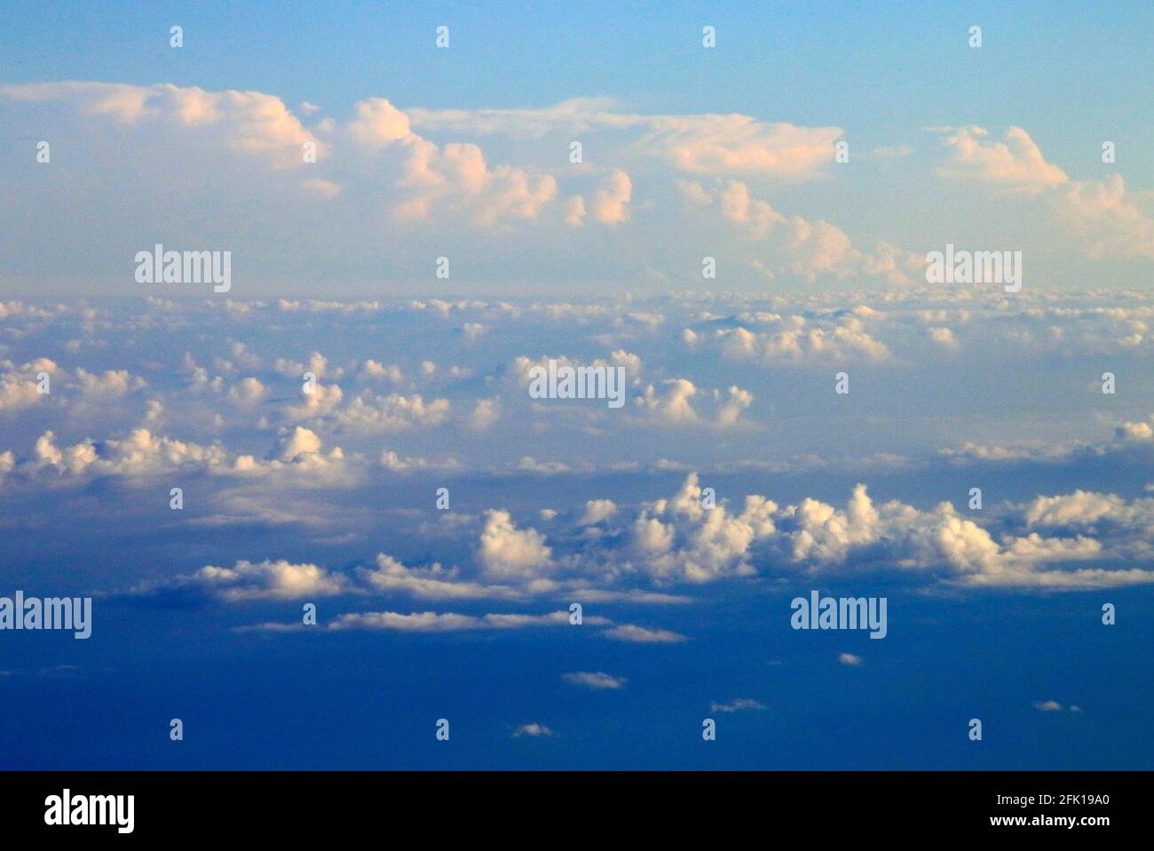 Nuvole nel cielo blu vista da una finestra di aerei Foto Stock