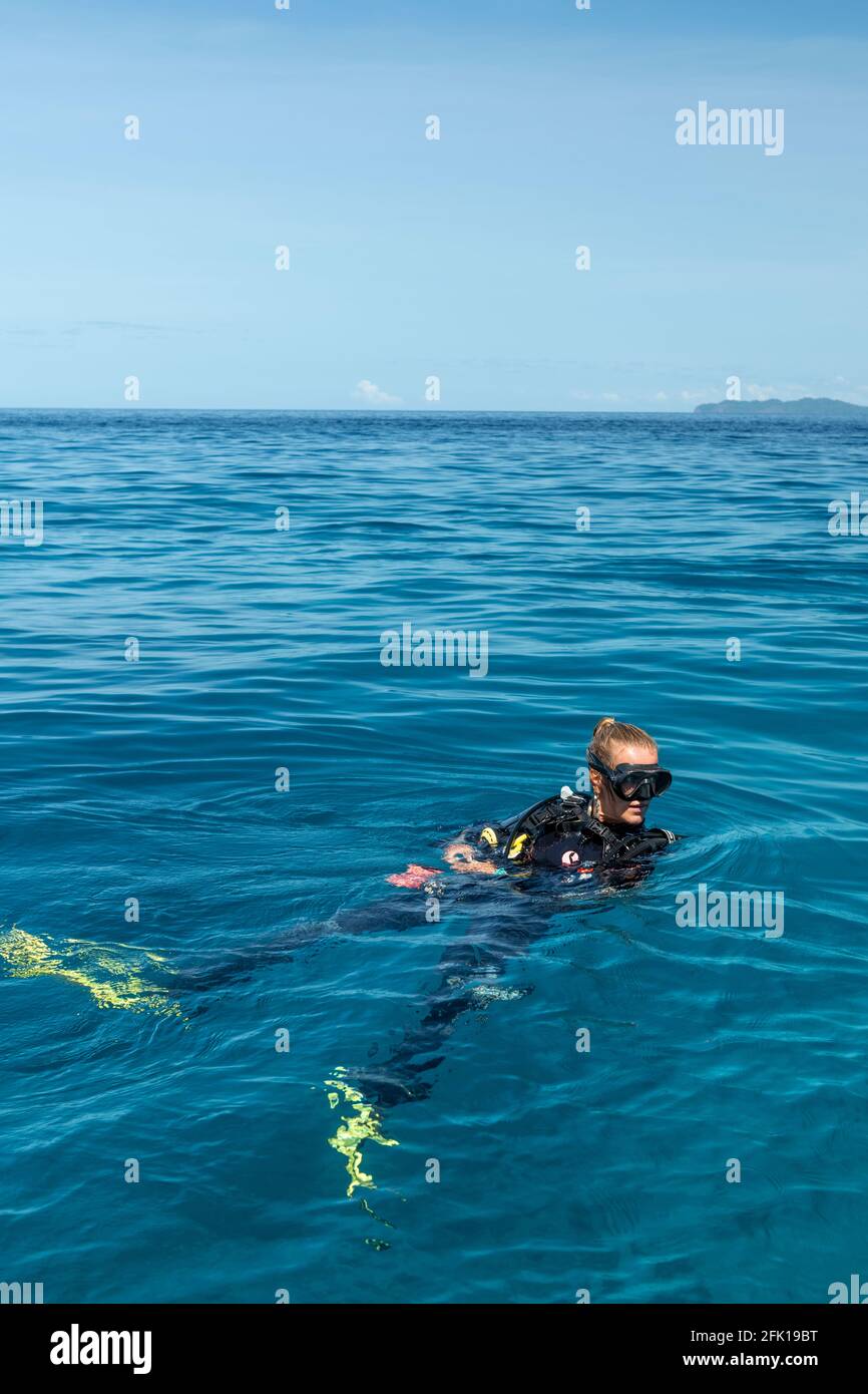 Coiba Island / Panama, America Centrale - 02/25/2021 - giovane donna che si tuffa nell'area dell'isola di Canales de Afuera. Foto Stock