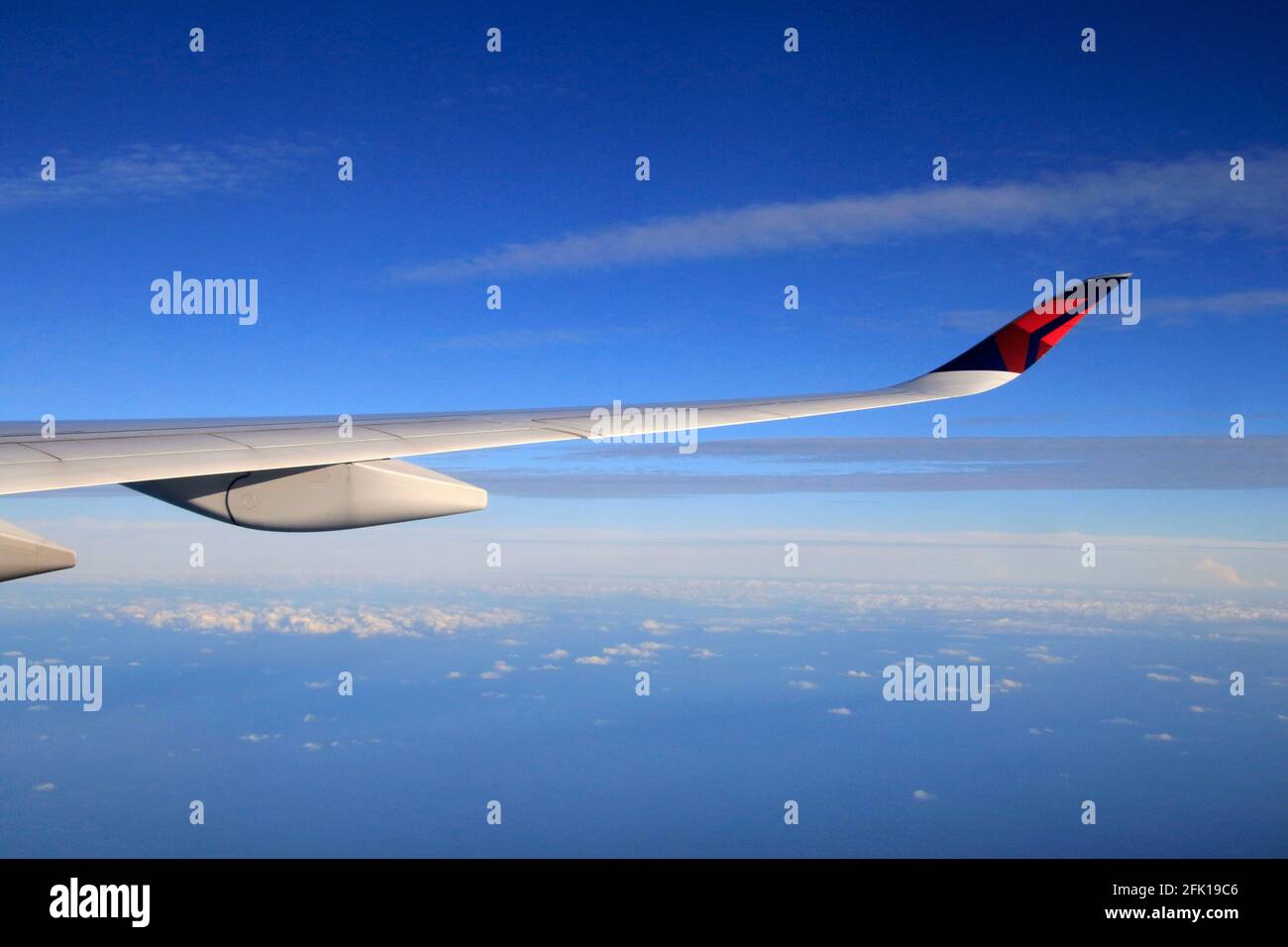 Una vista da una finestra aerea sull'Oceano Pacifico Foto Stock