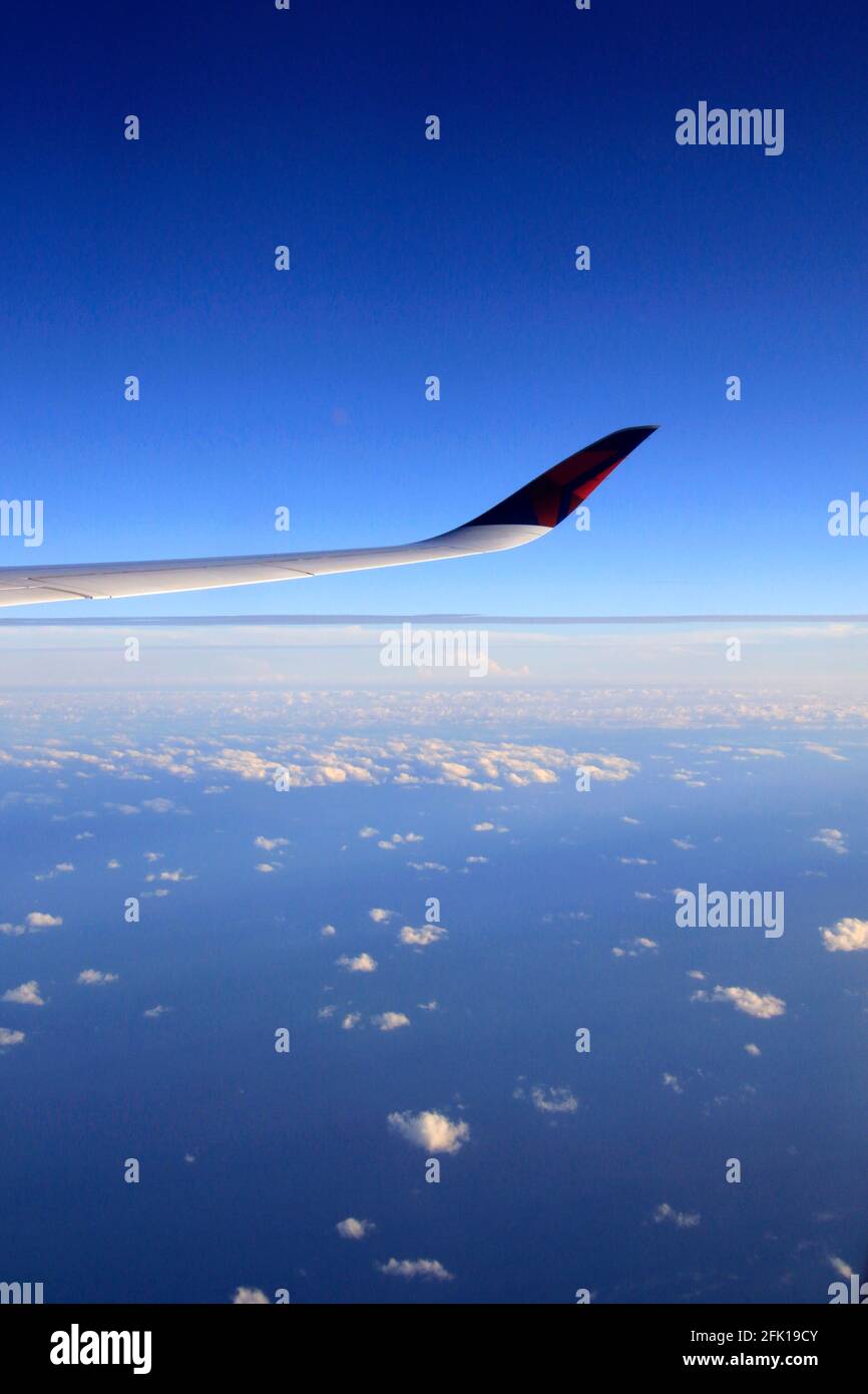 Una vista da una finestra aerea sull'Oceano Pacifico Foto Stock