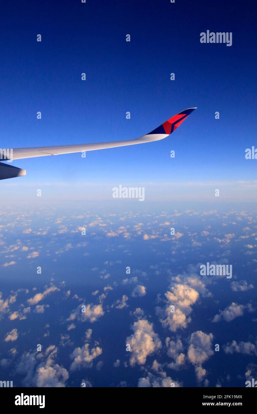 Una vista da una finestra aerea sull'Oceano Pacifico Foto Stock