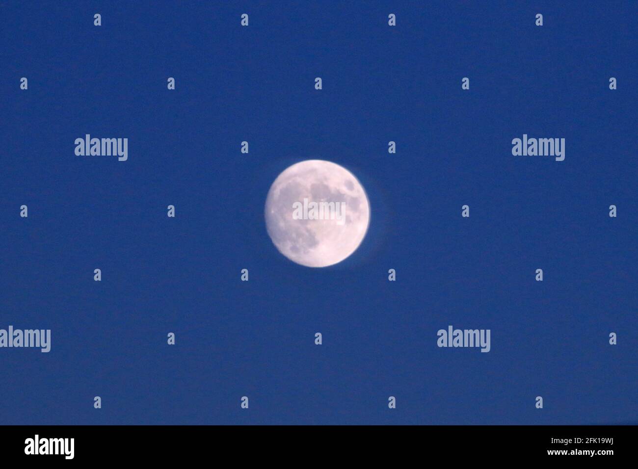 La vista Luna dalla finestra dell'aeromobile Foto Stock