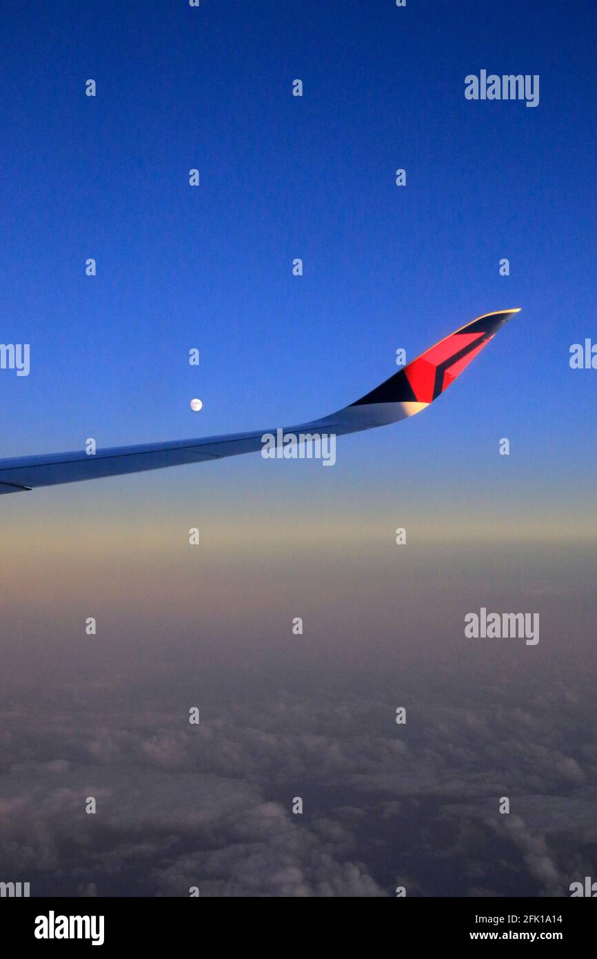La vista Luna dalla finestra dell'aeromobile Foto Stock
