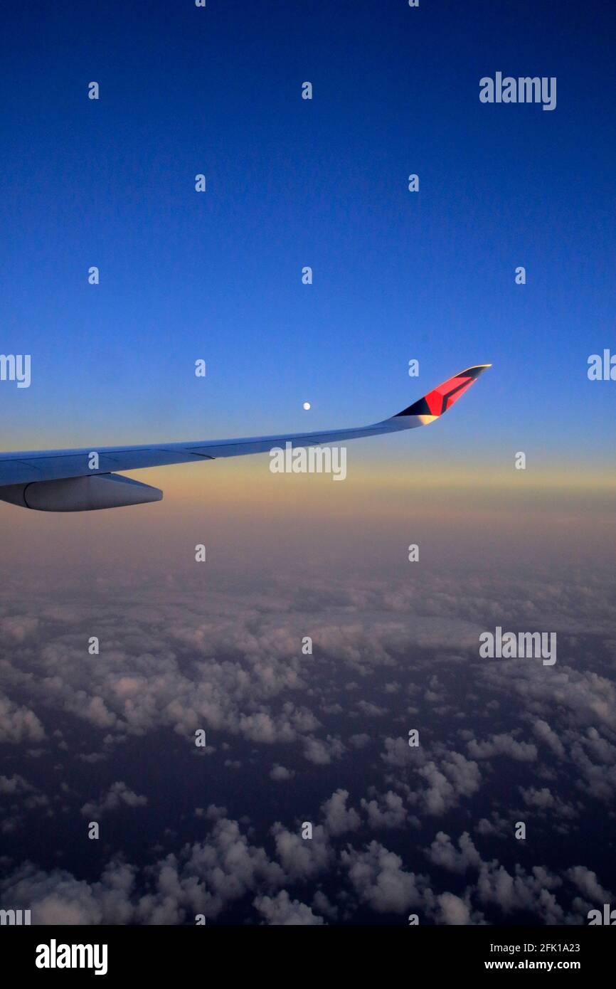 La vista Luna dalla finestra dell'aeromobile Foto Stock
