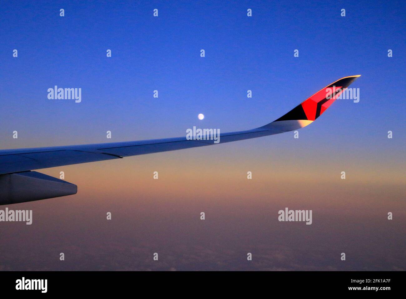 La vista Luna dalla finestra dell'aeromobile Foto Stock