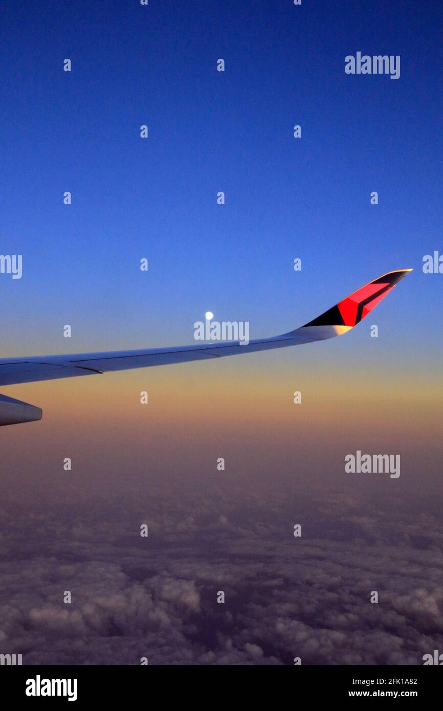 La vista Luna dalla finestra dell'aeromobile Foto Stock