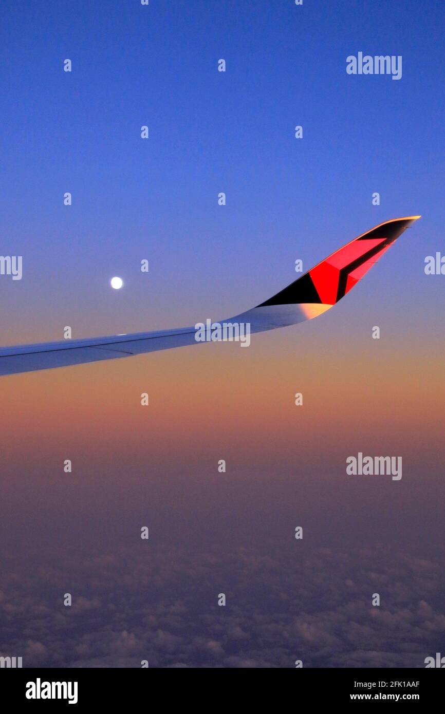 La vista Luna dalla finestra dell'aeromobile Foto Stock