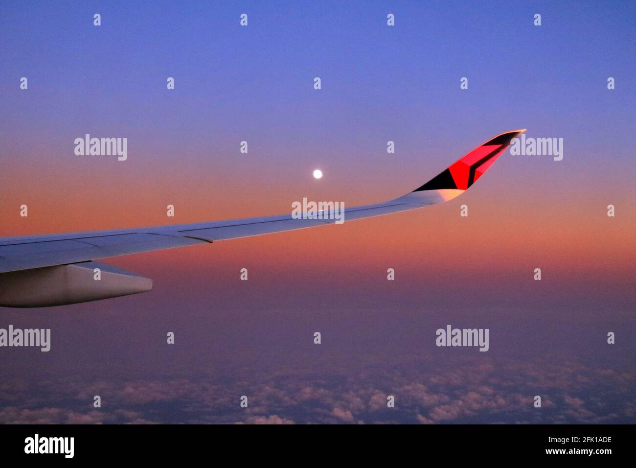 La vista Luna dalla finestra dell'aeromobile Foto Stock