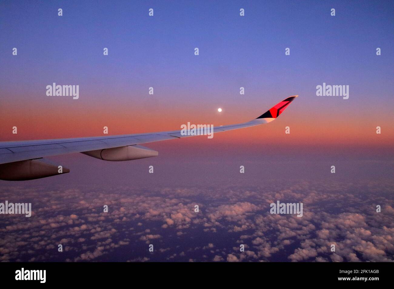 La vista Luna dalla finestra dell'aeromobile Foto Stock