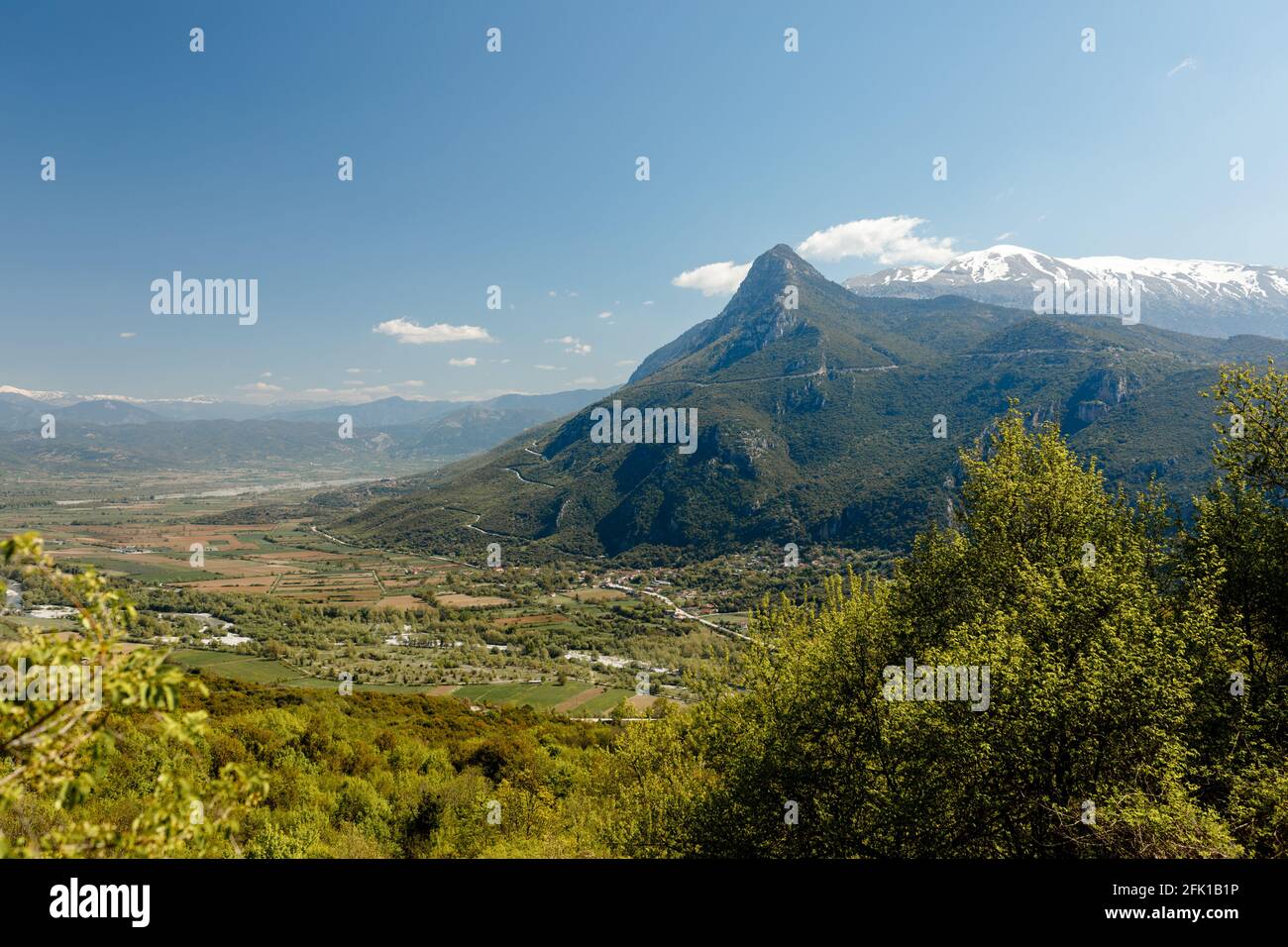 Paesaggio della Grecia settentrionale con montagne vicino al parco nazionale di Vikos Foto Stock