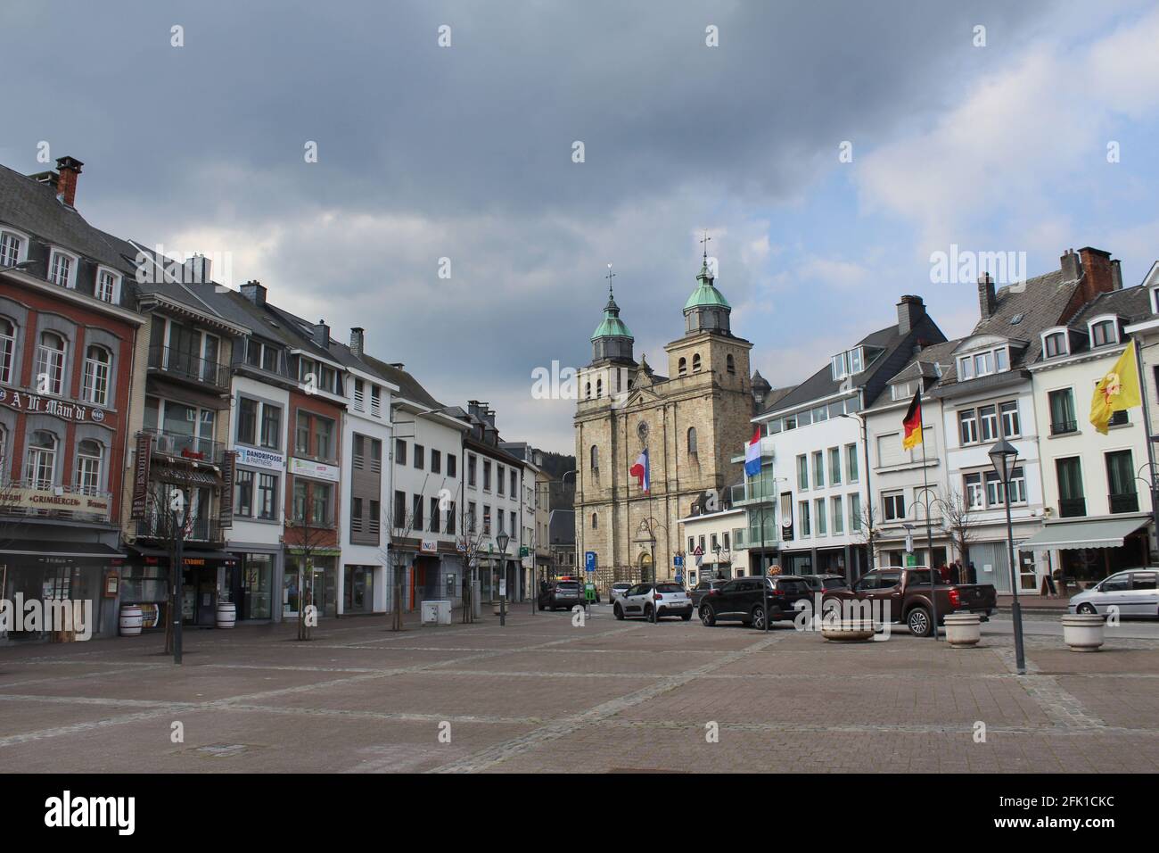 MALMEDY, BELGIO, 14 APRILE 2021: Vista panoramica di Place Albert 1er nel centro della città di Malmedy. Malmedy è una destinazione turistica in Vallonia e ha Foto Stock