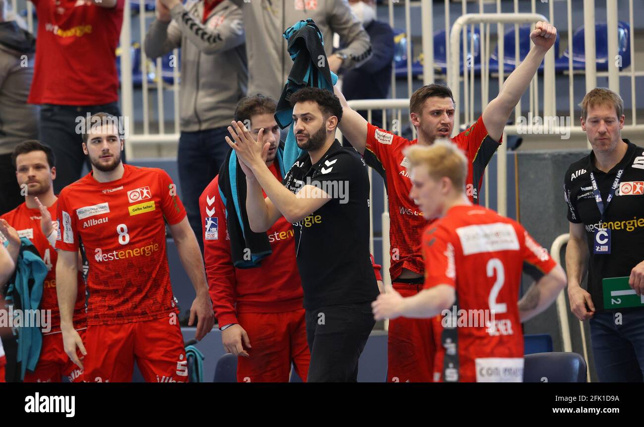 Eat, Germania. 25 aprile 2021. Firo: 25.04.2021, pallamano, Liqui Moly Bundesliga, HBL, Stagione 2020/2021 TUSEM Essen - Holstein Kiel giubilazione al coach Jamal Naji, TUsem | Usage Worldwide Credit: dpa/Alamy Live News Foto Stock